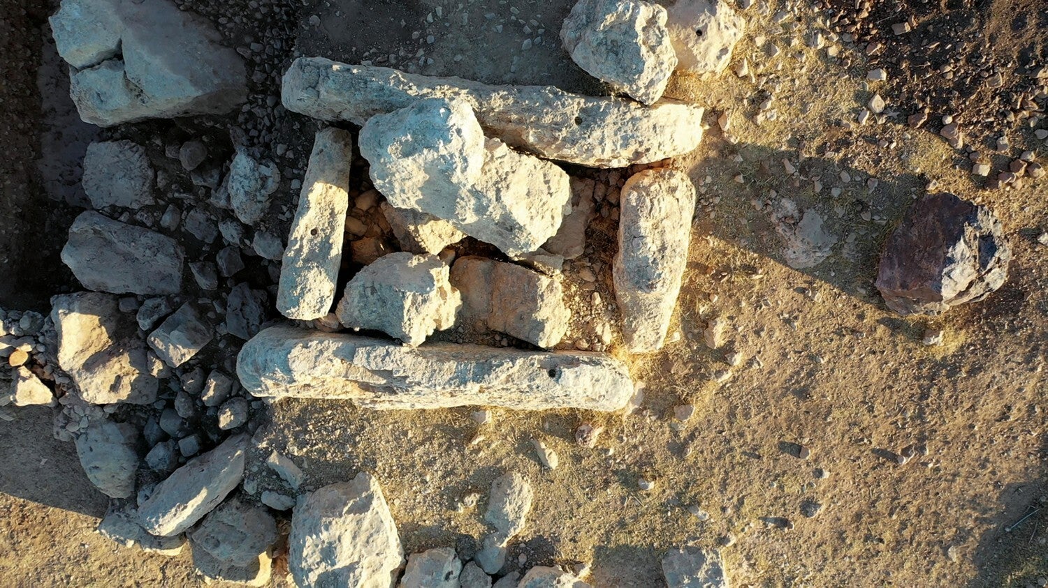 Dolmen L.7008, constructed platform to the left, connecting wall left lower corner. 