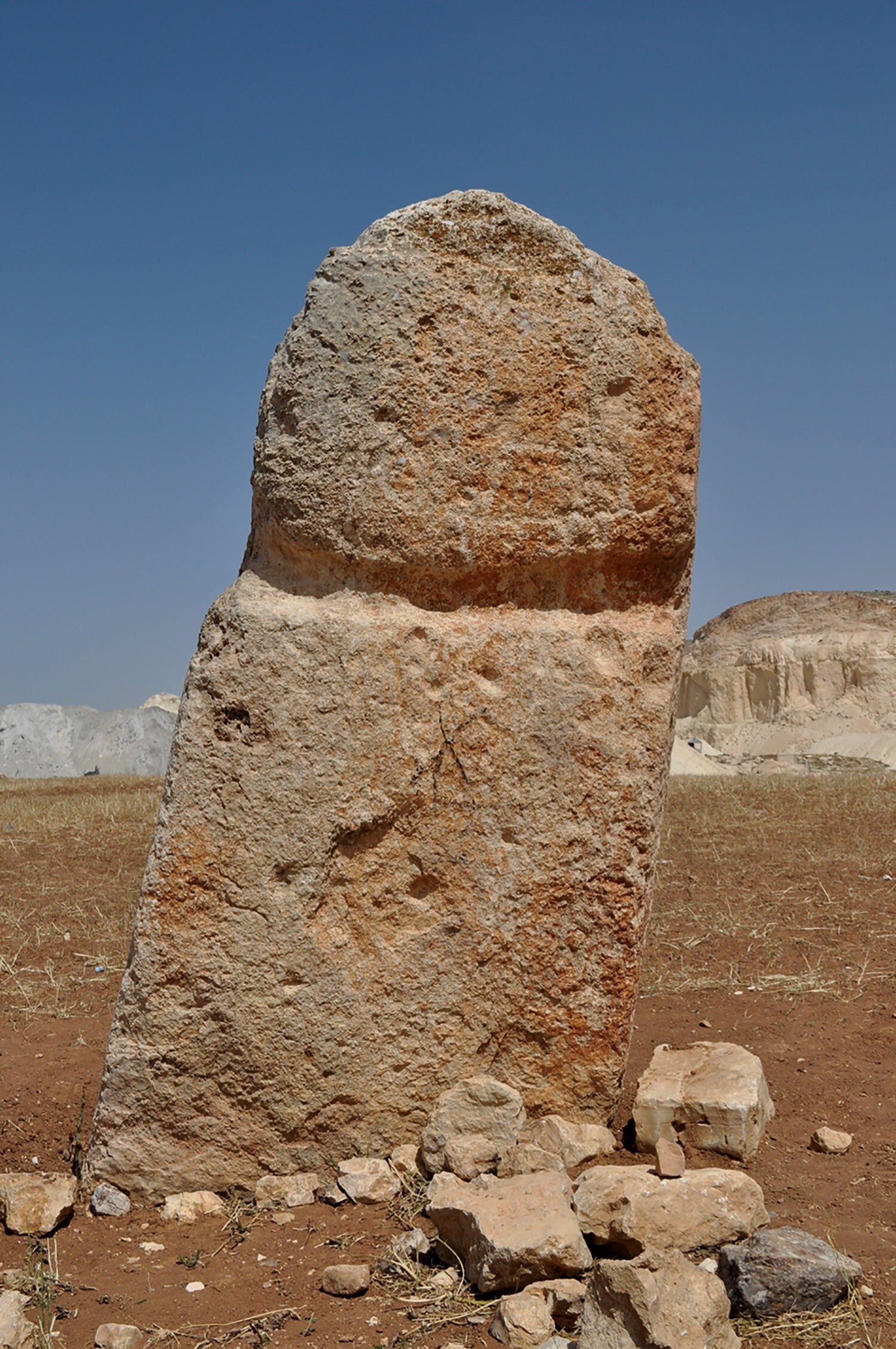 Hadjar al-Mansub, the largest of the single standing stones. 