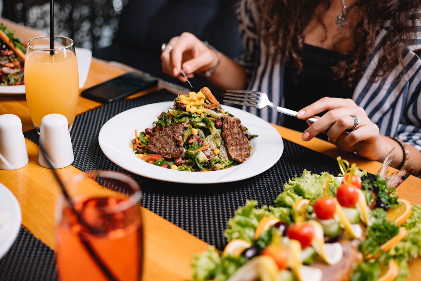 A tightly controlled Penn State study finds that small daily portions of lean, unprocessed beef, when eaten in a Mediterranean style pattern rich in fruits, vegetables, and olive oil, did not increase levels of TMAO, an emerging blood marker linked to cardiovascular risk, and even boosted gut microbiome diversity compared with a typical American style menu.