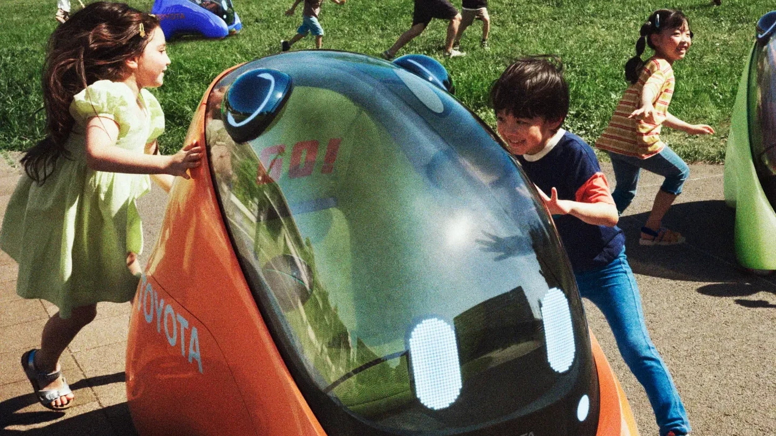Built into the vehicle is an assistant dubbed UX Friend, which acts as the child's companion and talks throughout the trip. 