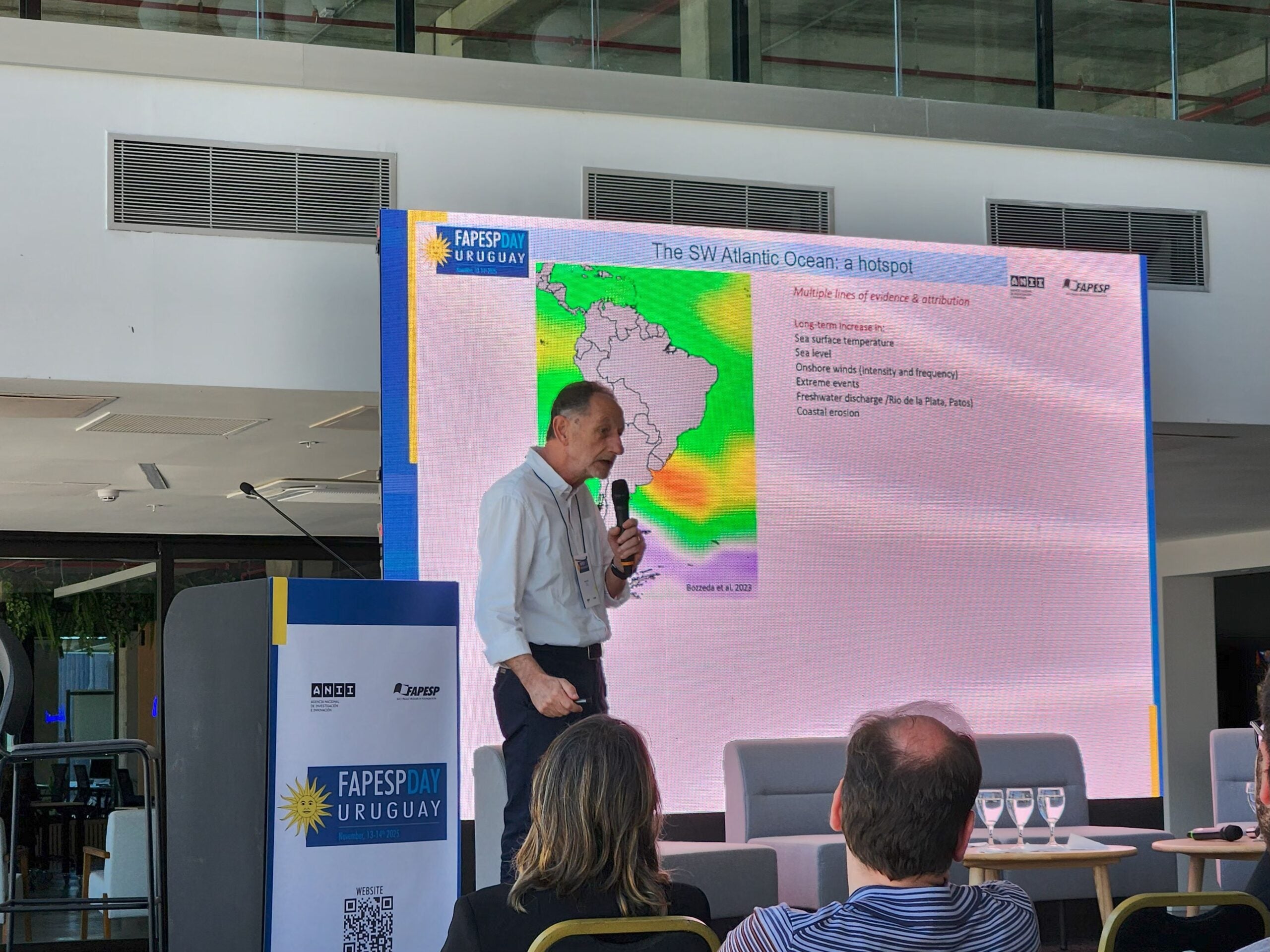 Omar Defeo, a professor at UdelaR, gives a lecture during the Oceanography session at FAPESP Day Uruguay.