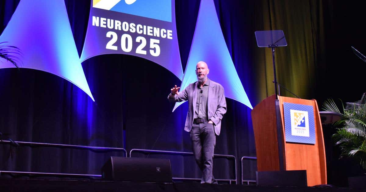 Earl Miller delivers his lecture to the audience at Neuroscience 2025, the annual meeting of the Society for Neuroscience.