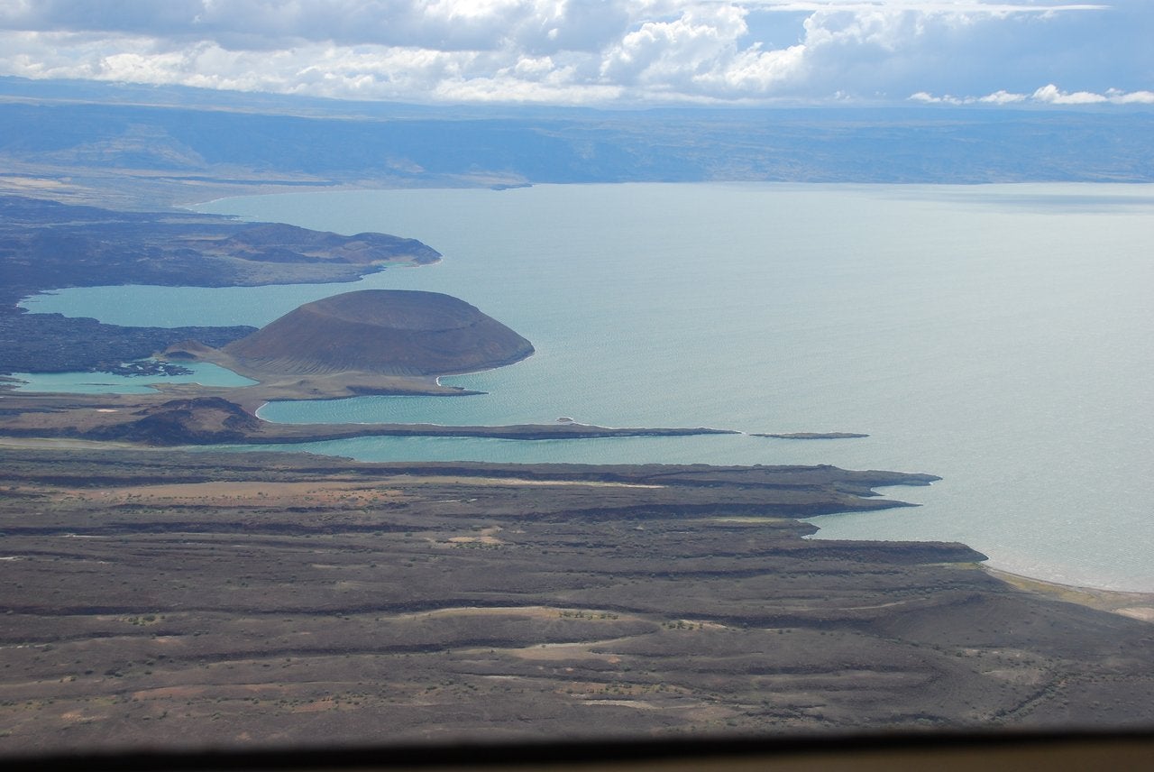 An aerial view of Lake Turkana, the world’s largest permanent desert lake. A recent study reveals that climate-driven fluctuations in lake levels can significantly influence fault activity in the region.