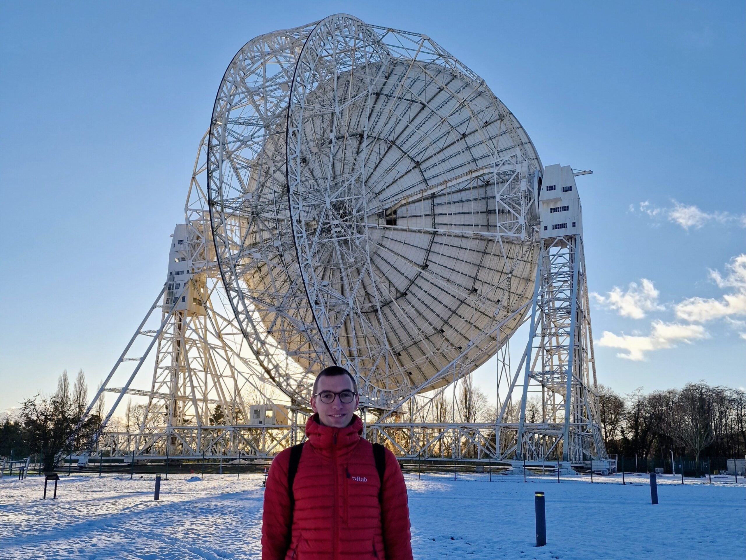 Bielefeld scientist Lukas Böhme, lead author of the study, in front of the Lovell Telescope at the Jodrell Bank Radio Observatory in England. 
