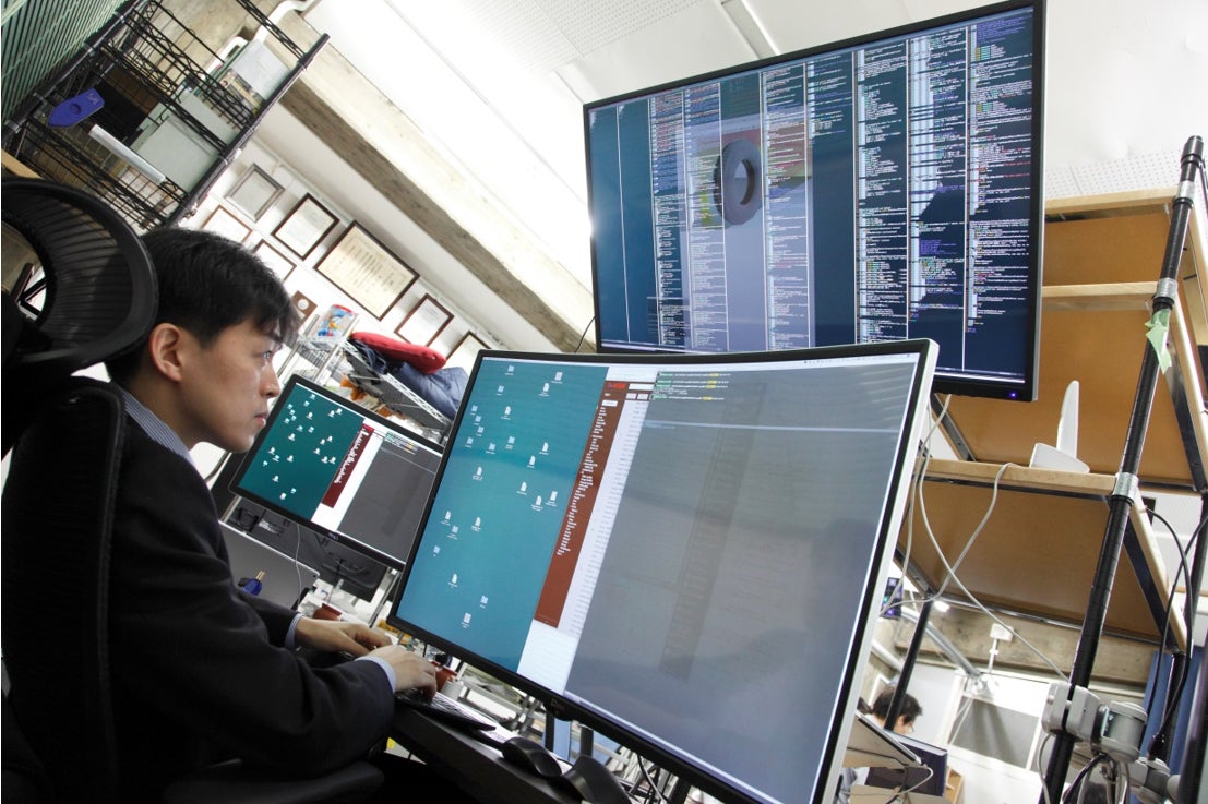 Photo: In the Takizawa Laboratory. Computational analysis with modern computer tools.