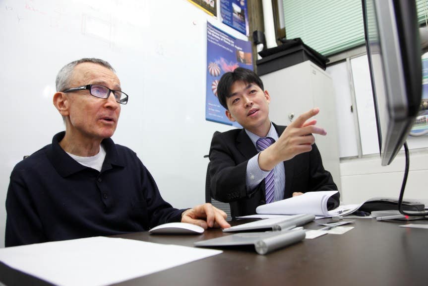 Photo: In the Takizawa Laboratory. Discussing computational-analysis data with Professor Tayfun Tezduyar from Rice University.