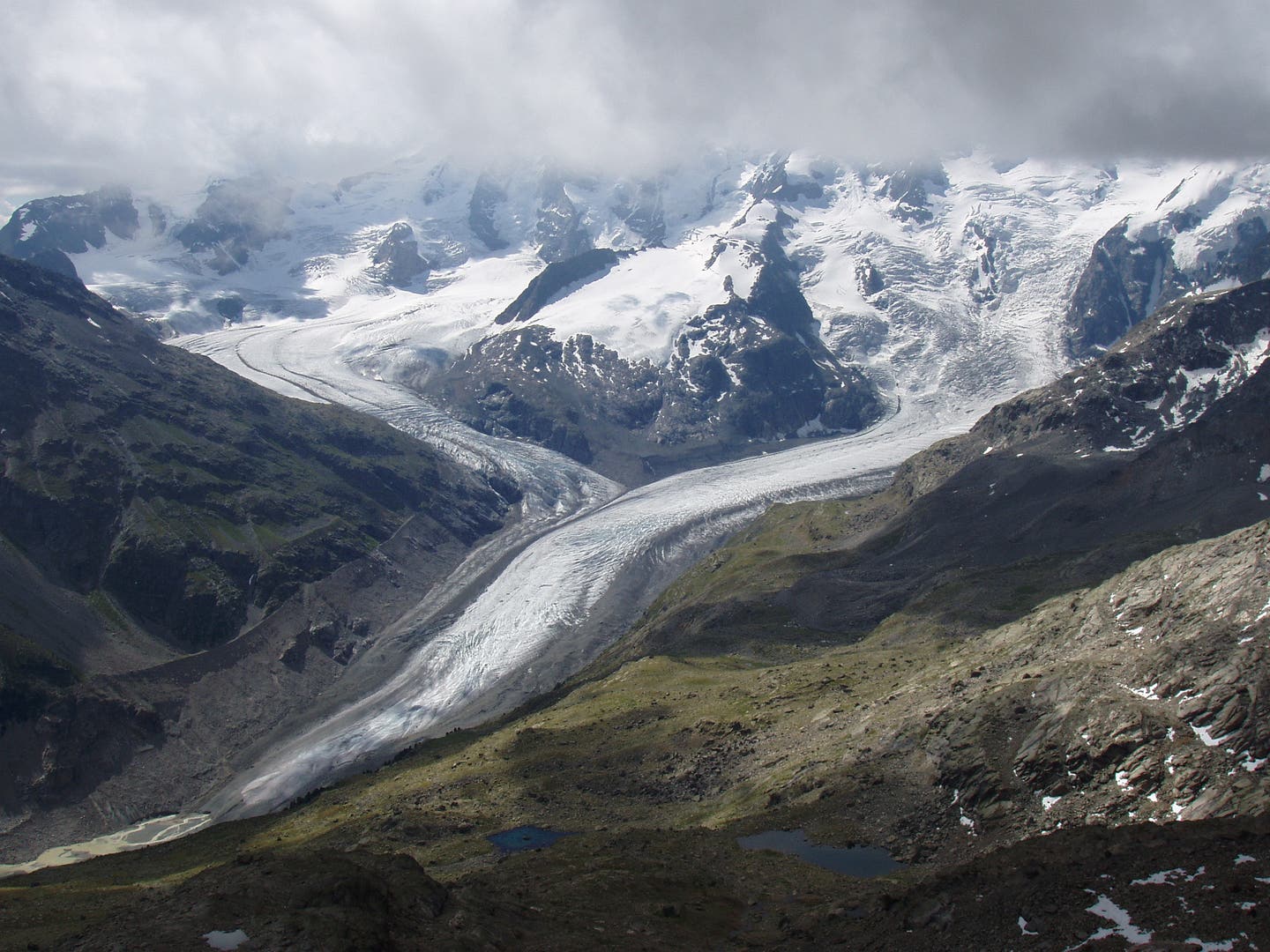 Morteratsch Glacier in Switzerland. A global study led by ETH Zurich shows glacier loss will peak mid-century, with thousands vanishing each year depending on warming levels.