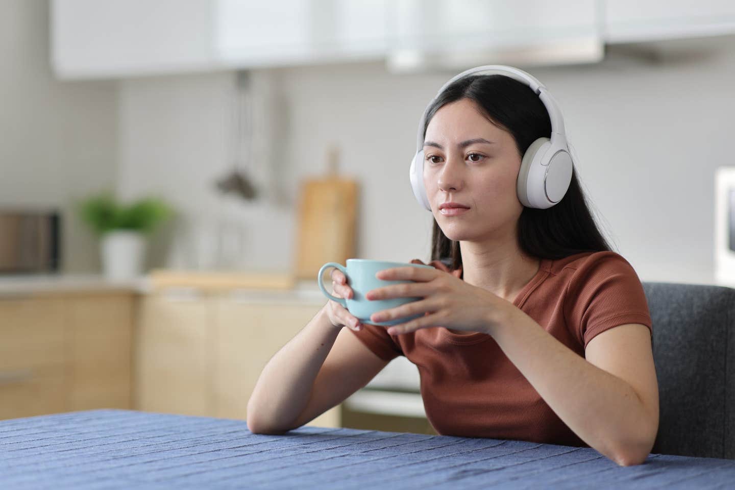 A new study reveals that dialing down specific forms of the Homer1 gene during development quiets background brain activity and sharply improves attention in mice.