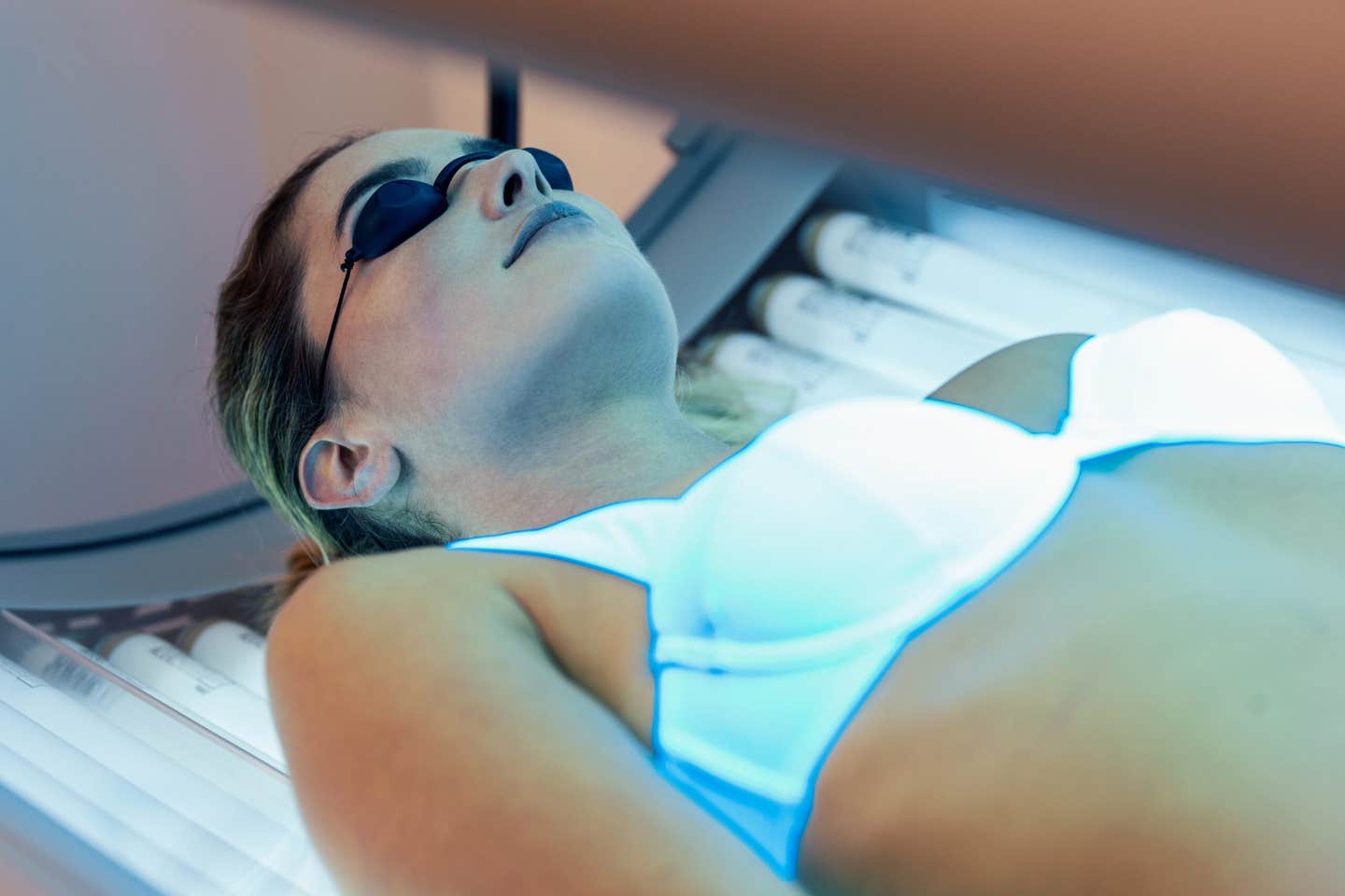 A new study from UC San Francisco and Northwestern University finds that young indoor tanners carry more skin cell mutations than people twice their age, including changes known to seed melanoma. The work reveals that tanning beds make skin look decades older at the genetic level and strengthens calls to avoid artificial UV exposure.