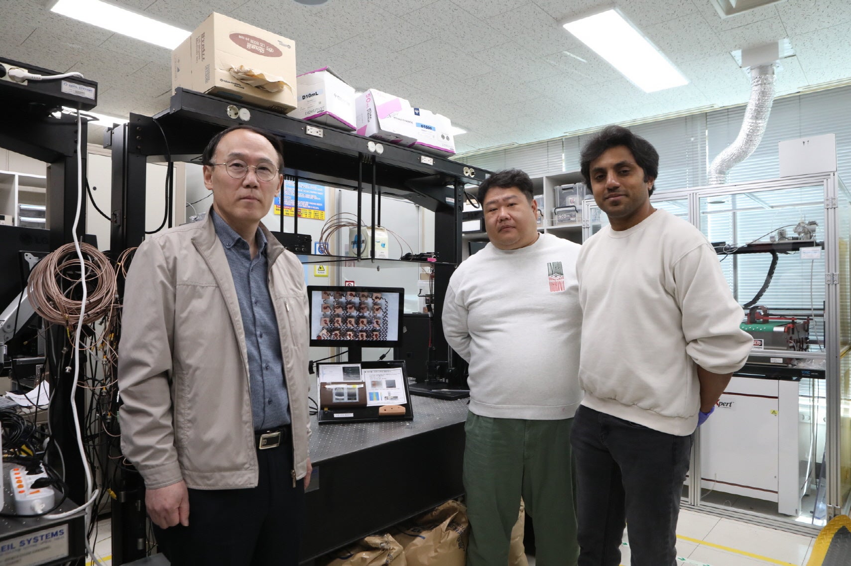 Research team at KIMM’s Department of Bionic Machinery (Dr. Shin Hur pictured on the left).