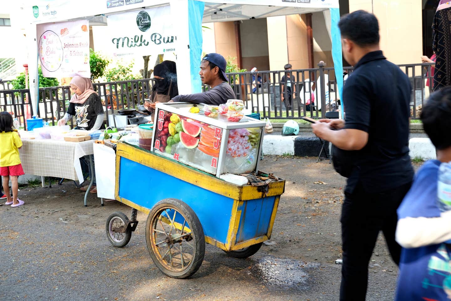 Los Angeles County is giving away free health code compliant food carts to help sidewalk vendors operate legally.