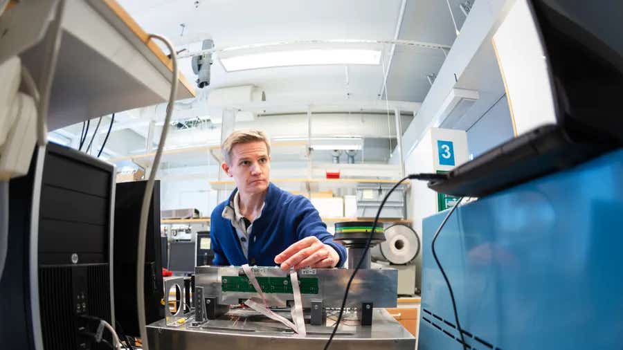 A Linköping University team uses a 32-sensor electronic nose and machine learning to spot ovarian cancer patterns in blood plasma.