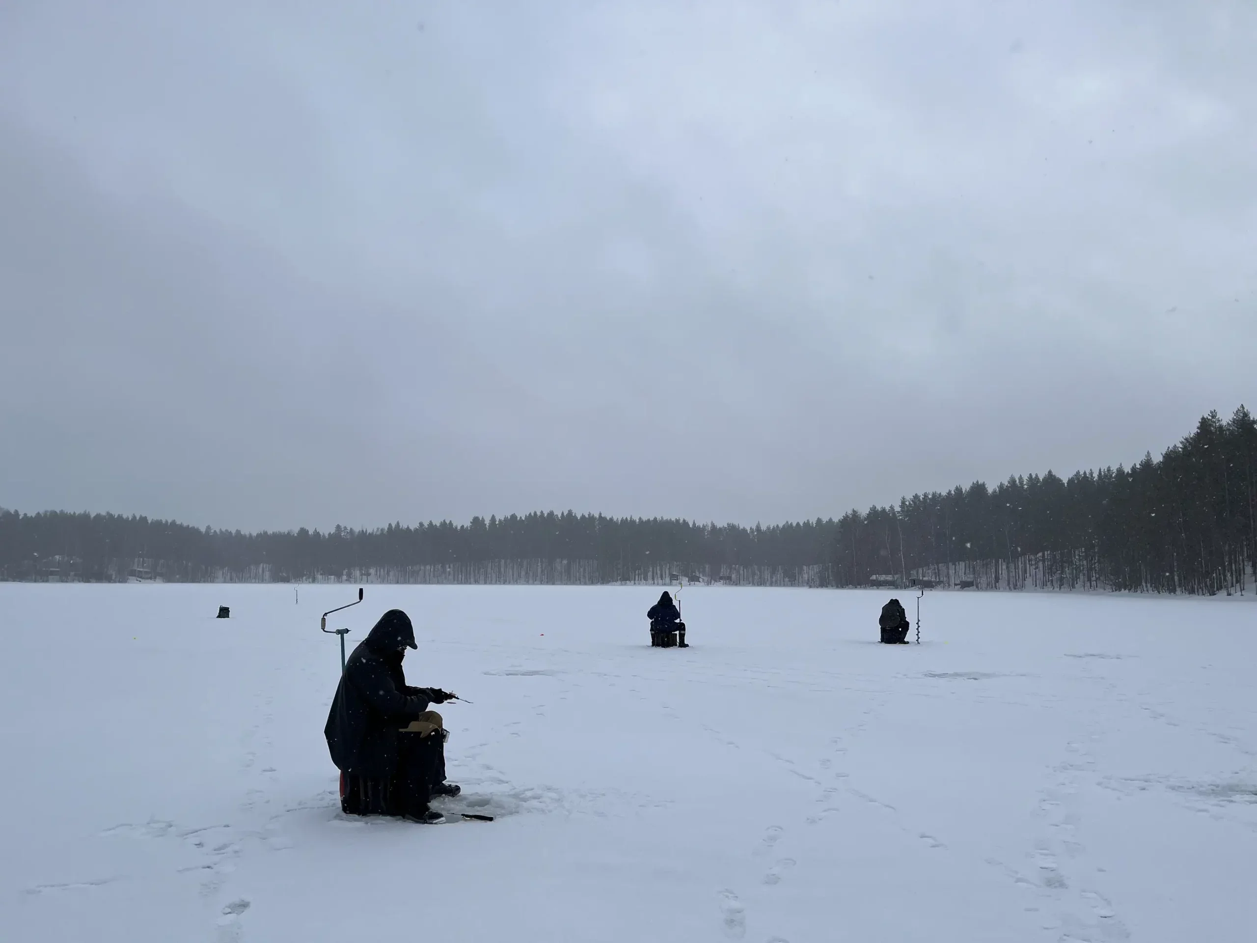 Where to settle down needs to be carefully considered. Drilling a new hole is hard work—after all, the ice is about 60 centimeters thick.