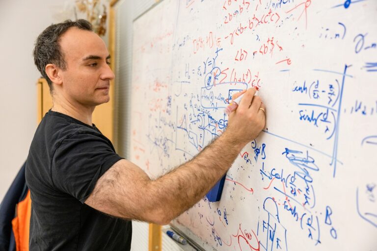 “One of the major challenges in quantum technology is being able to perform data operations with sufficiently high accuracy,” says Jacob Linder.