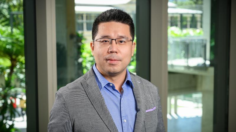  Professor Dongchen Qi from the QUT School of Chemistry and Physics