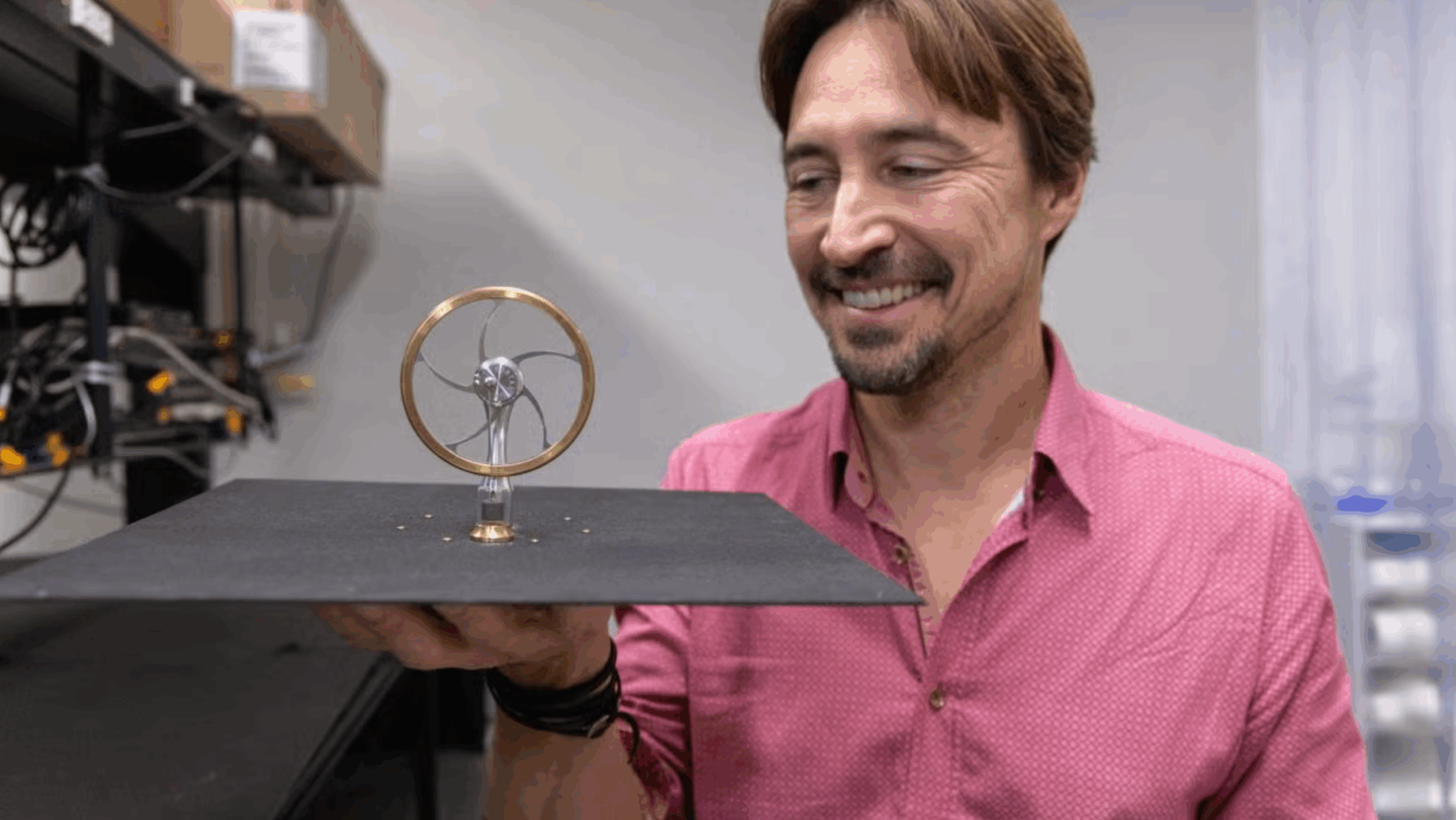 Professor Jeremy Munday has built an experimental engine that taps into the temperature gap between Earth and deep space, producing mechanical power simply by operating outdoors at night.