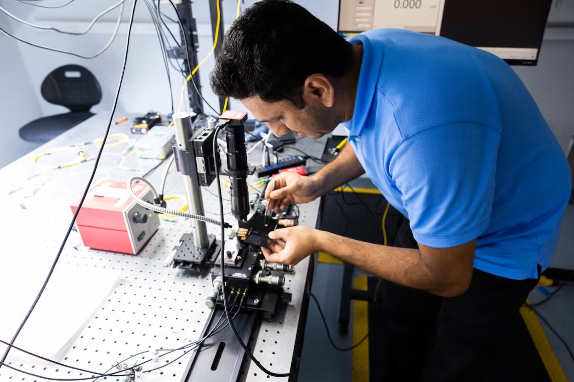 CREOL doctoral student Javad Zakeri while performing the photonic quantum experiments at UCF’s College of Optics and Photonics.