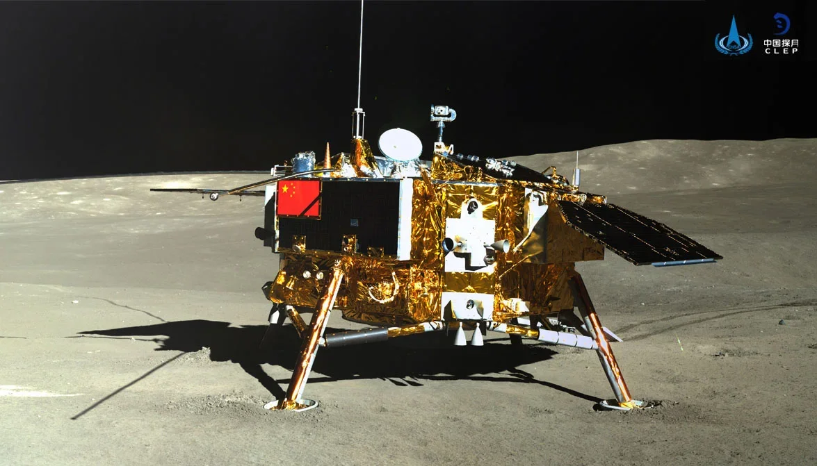 The Chang'e-4 lunar probe, photographed from the Yutu-2 rover. The measuring device from Kiel is located on the left behind the antenna.
