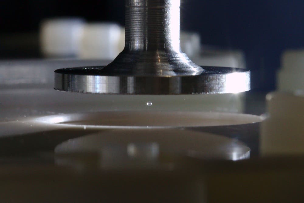 Levitating matter with sound. Experimental setup with an acoustically levitated particle of silica.