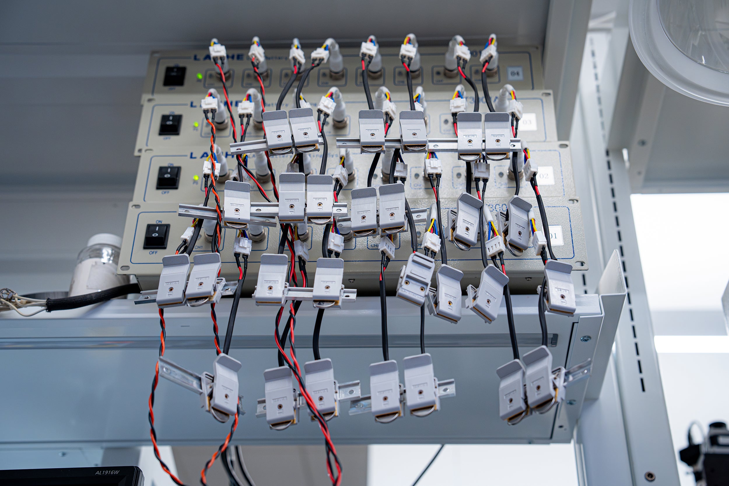 Study battery test array. Li dendrite preparation under realistic battery operation conditions. 