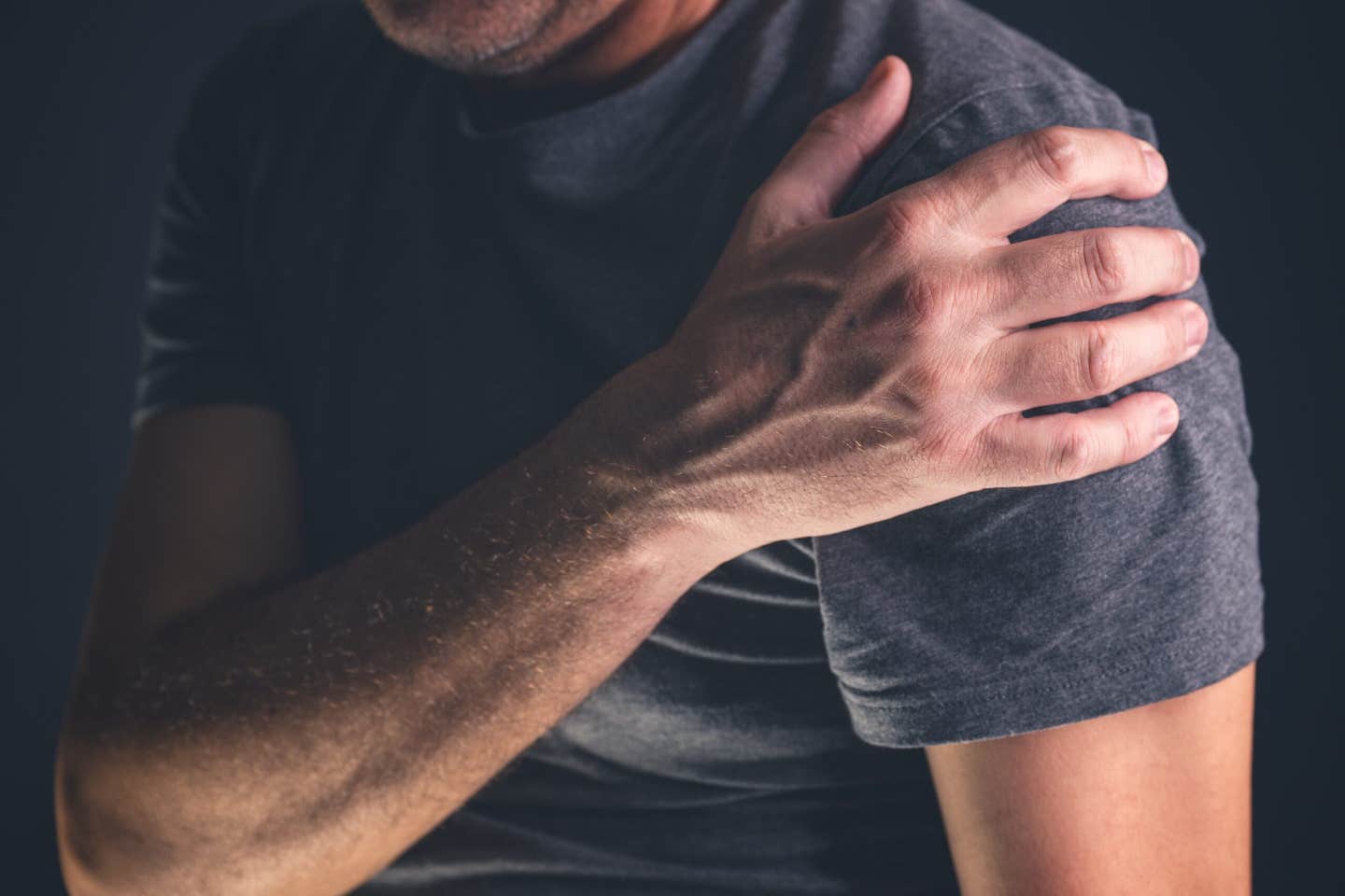 A new study shows how tendon cells and immune cells drive scar formation after rotator cuff tears, pointing to new treatments.