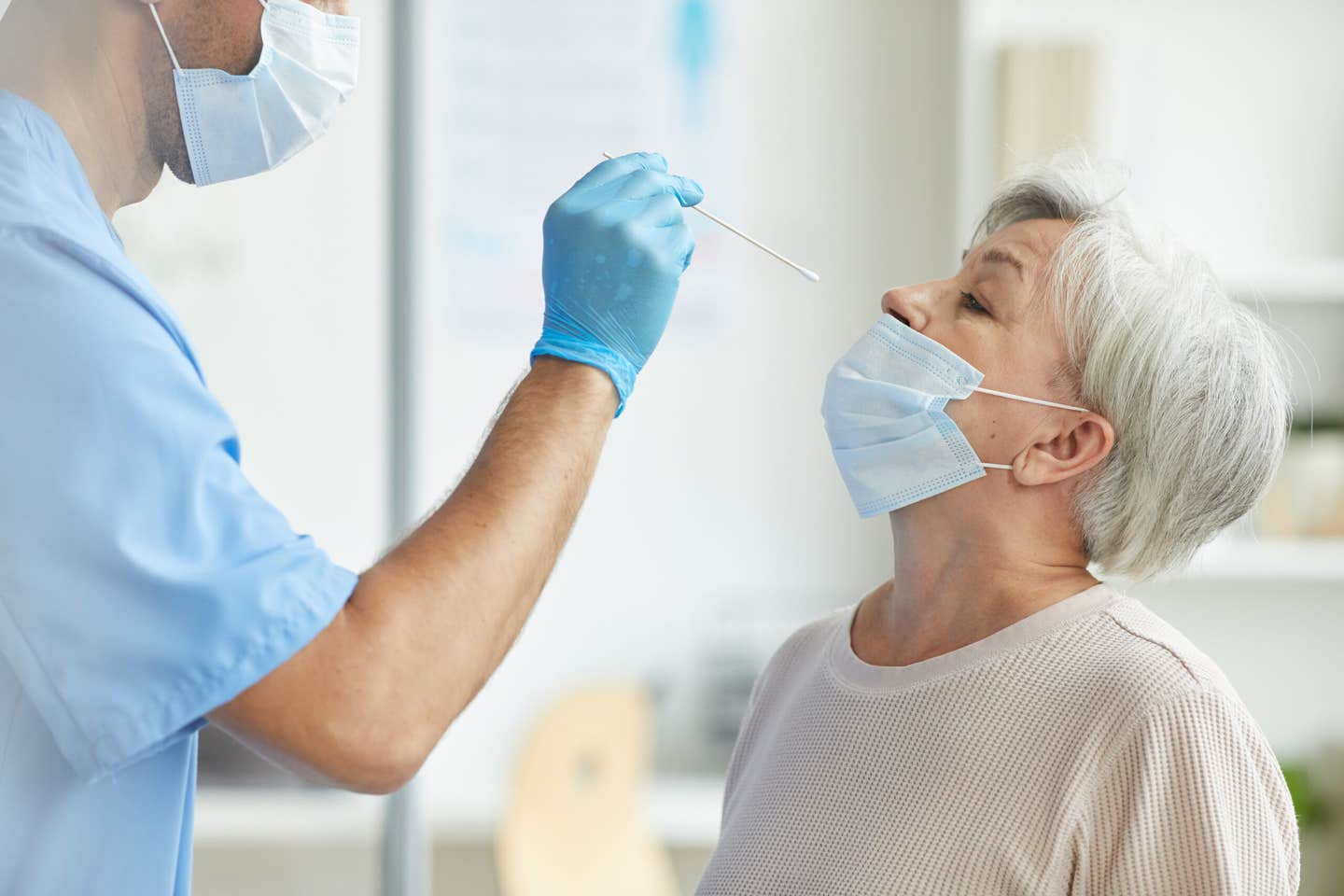 A nasal swab may detect Alzheimer’s early by analyzing living nerve cells, offering a new path for diagnosis before symptoms appear.