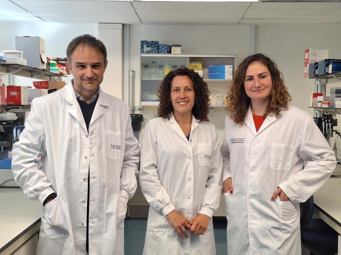 From left to right Dr. Álex Mira, Dr. María D. Ferrer and Dr. Paula Corell from Fisabio.