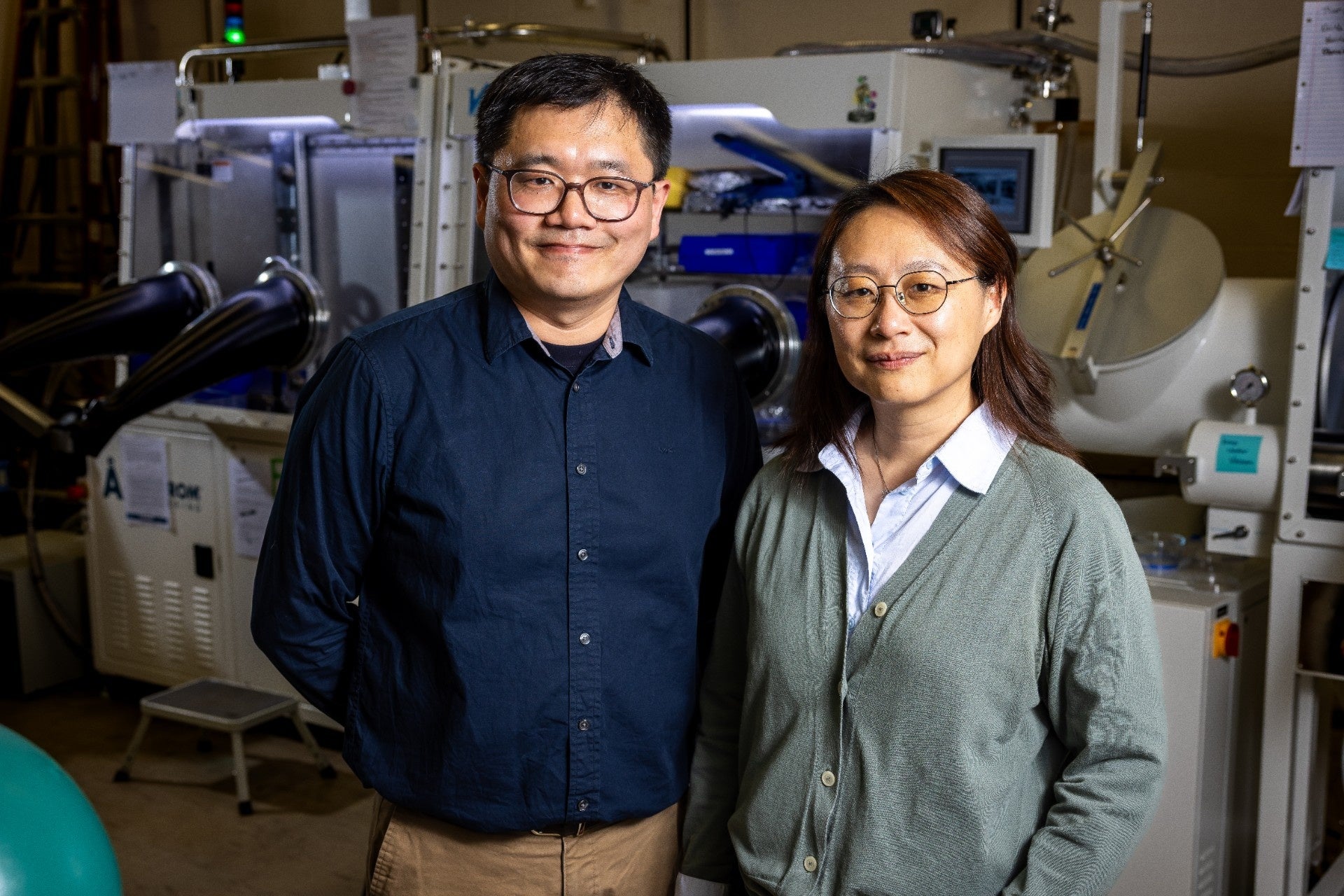 Sai and Nie chemically combined a chiral semiconducting material with a non-chiral molecule that more readily absorbs visible light.