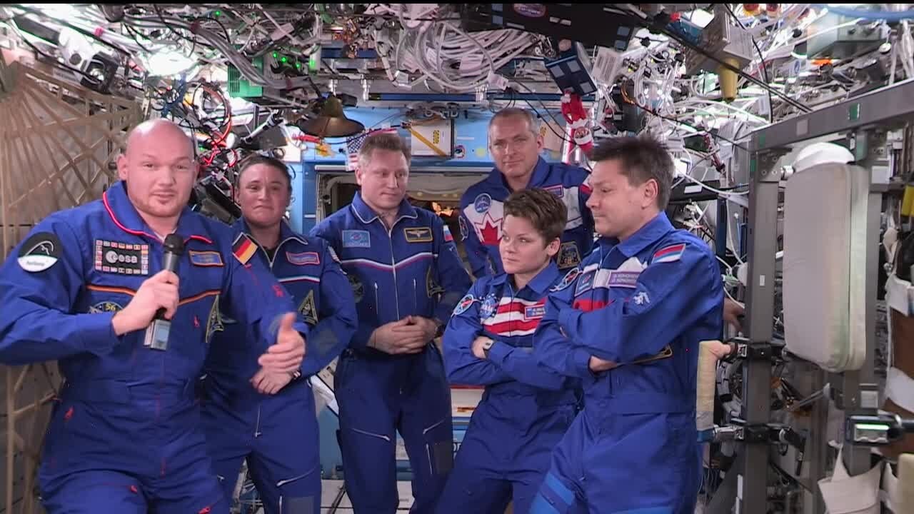 An astronaut can let go of a tool in space and it just hangs there. No drop. No pull. But your brain doesn’t switch gravity off just because you left Earth.