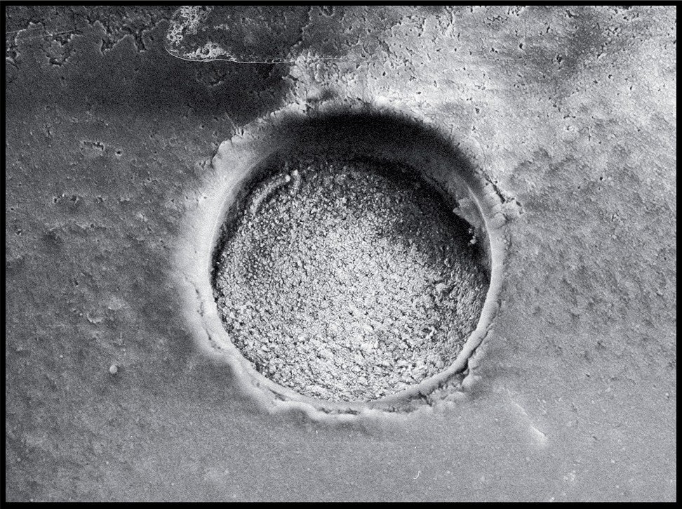 Picture of a 160 µm-wide measurement crater in volcanic glass, created when a laser blasts tiny amounts of material out of the sample. This material is then fed into a mass spectrometer with a gas and heated to high temperatures, breaking it down into its constituent elements. This enables researchers to determine precisely which elements and isotopes are present in the sample.