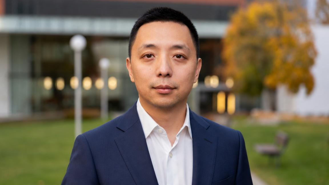 University of Vaasa, Zhe Zhu reveals that when employees trust the system and see it as a helpful partner rather than a threat. 