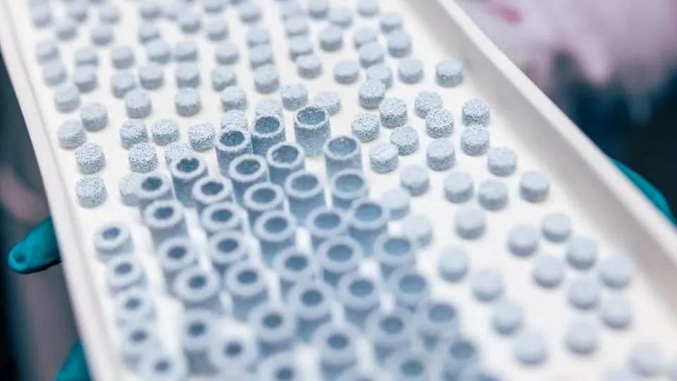 Finnish researchers developed personalized 3D-printed ceramic bone implants that imitate natural bone and support healing.