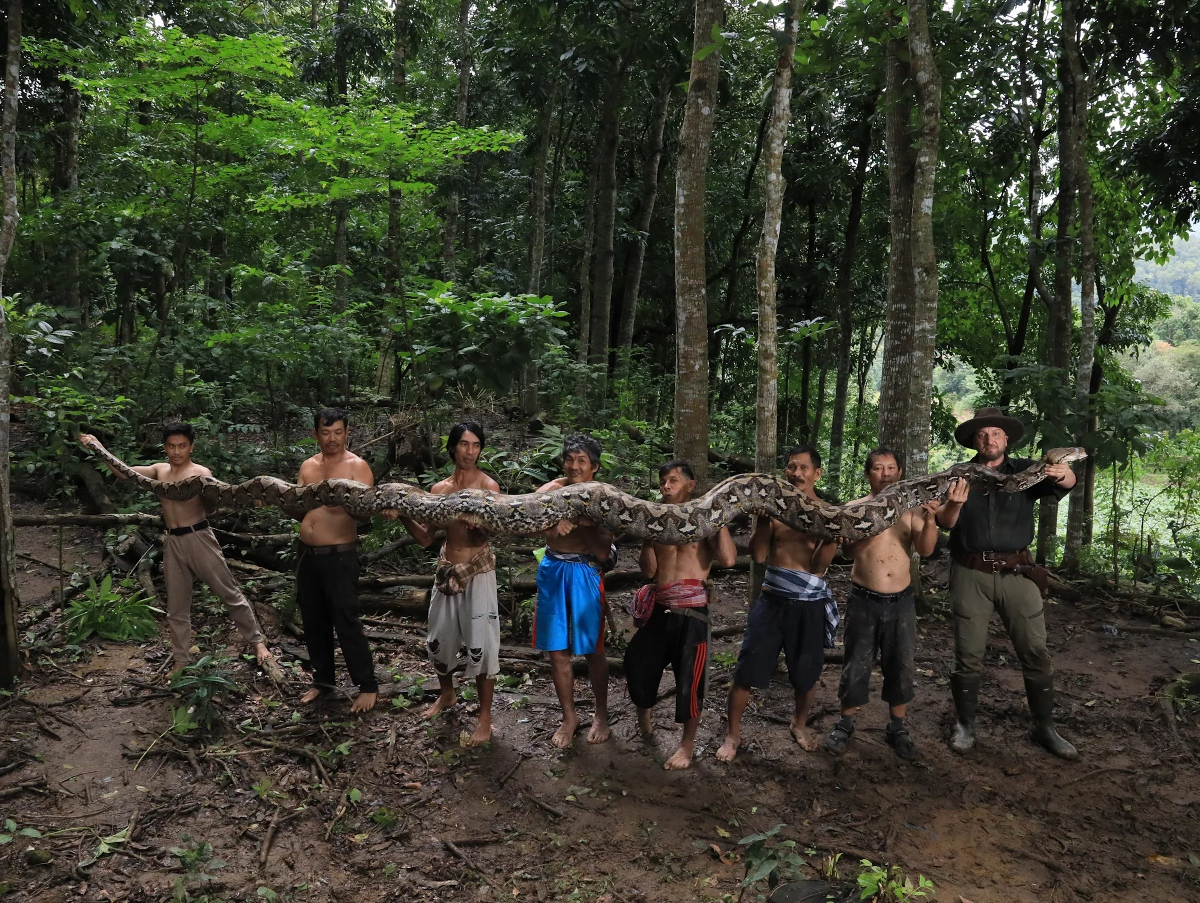 A group photo after measuring the massive snake—requiring at least eight people to handle her safely. 