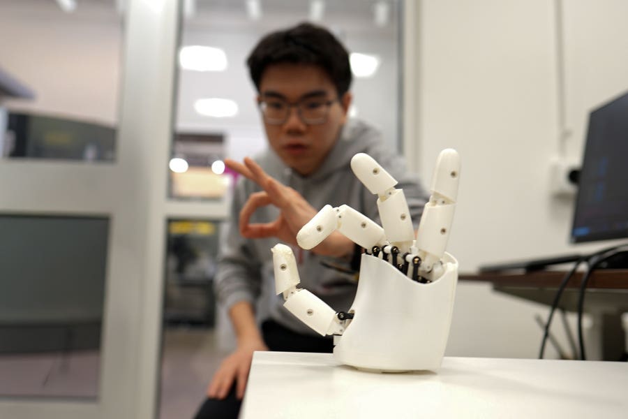 A new MIT wristband uses ultrasound and AI to track hand motion from the wrist, helping users control robots and virtual objects.