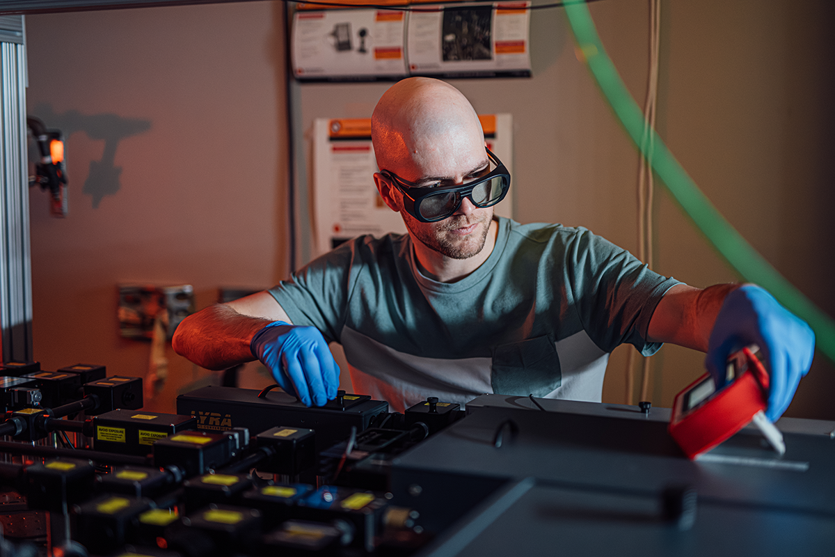 Pierre‑Luc Thériault, a PhD student in Engineering Physics and first author of the study, aligns an experimental setup used as part of this study.