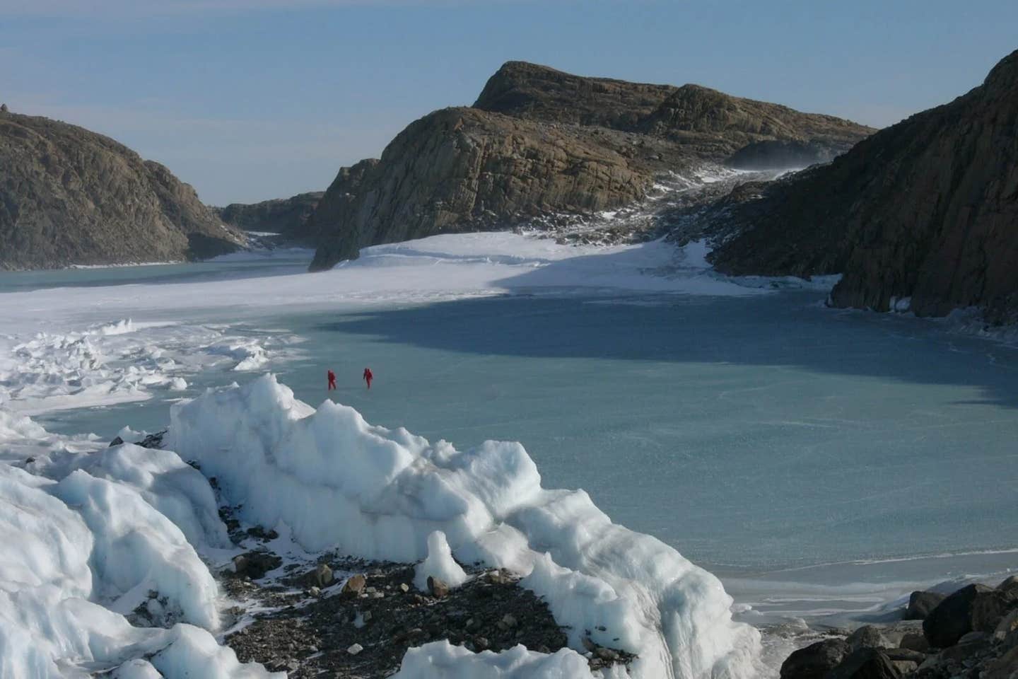 A newly identified fan-shaped basin system beneath East Antarctica may reshape views of Gondwana breakup and ice flow.