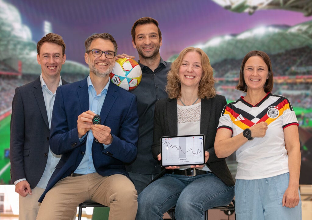 In time for the World Cup, they are calling on football fans to provide their vital data via smartwatch (from left): Professor Dr Timo Adam, Professor Dr Christian Deutscher, Professor Dr Roland Langrock, Professor Dr Christiane Fuchs, and Sophie Kammerer, press spokesperson for Bielefeld’s Wissenswerkstadt.