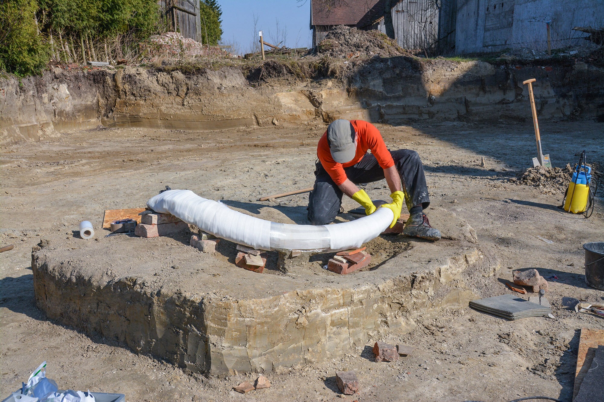 A staff member of the Bavarian State Office for the Preservation of Historical Monuments (BLfD) recovering the mammoth’s tusk. 