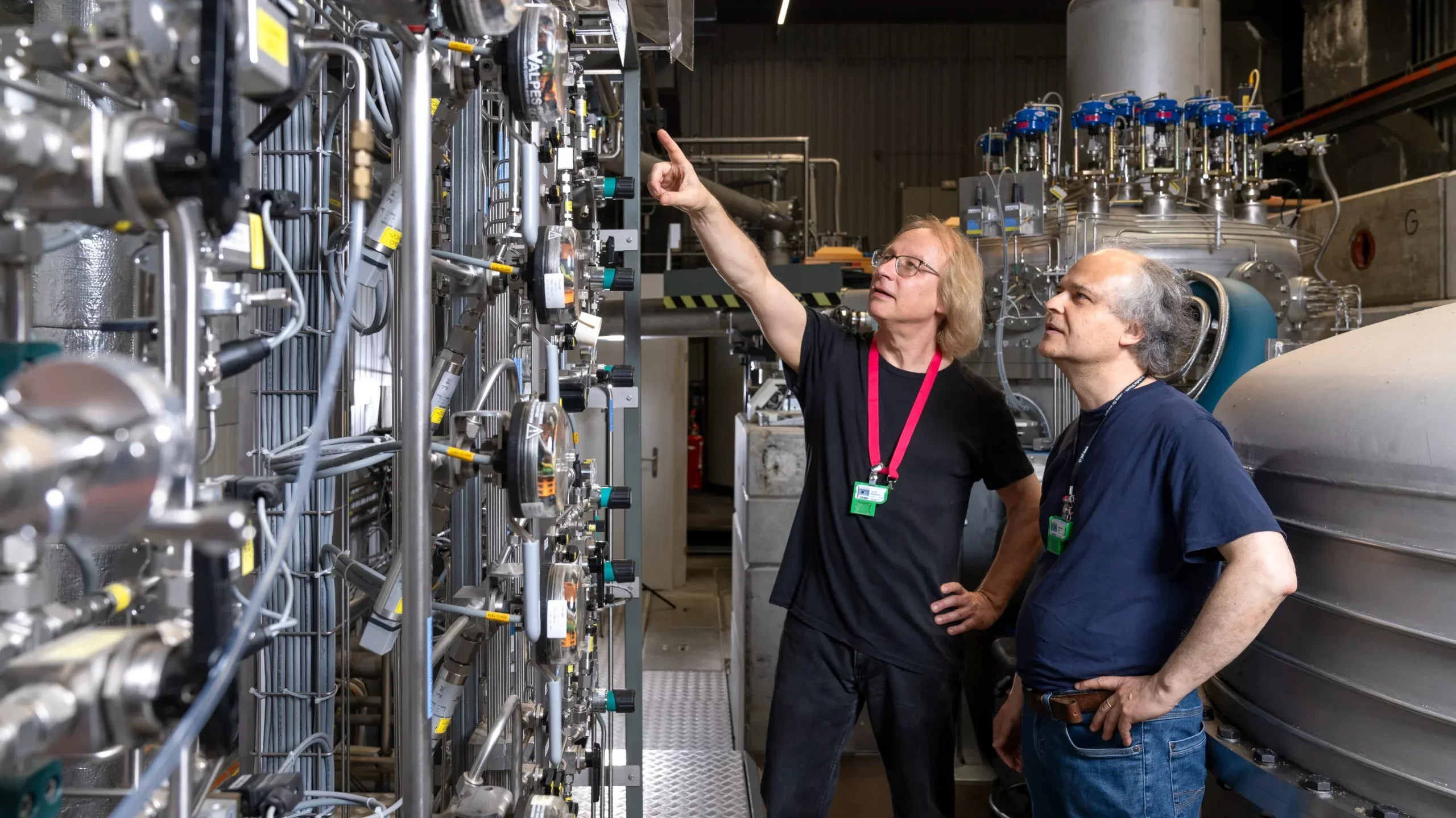 PSI researchers Bernhard Lauss (left) and Geza Zsigmond examined around 25 billion neutrons at PSI’s ultracold neutron source. They have largely ruled out the hypothesis that neutrons spontaneously turn into mirror neutrons. 