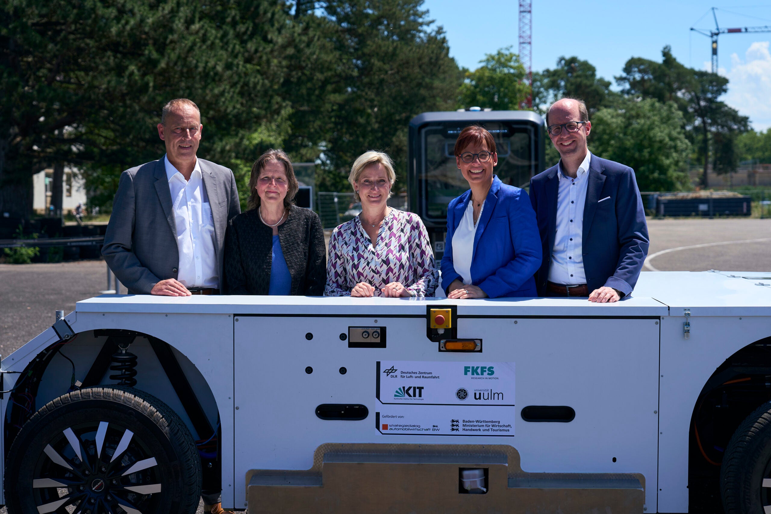 Presentation of the new U-Shift II generation (from left to right) Prof. Andreas Wagner, FKFS; Prof. Kora Kristof, Vice President for Digitalization and Sustainability, KIT; Dr. Nicole Hoffmeister-Kraut, Minister for Economic Affairs, Skilled Trades and Tourism; Prof. Meike Jipp, Director of the Energy and Transport division, DLR; Prof. Michael Buchholz, Head of the Electric Mobility and Connected Driving / Connected Infrastructure research groups, Ulm University.