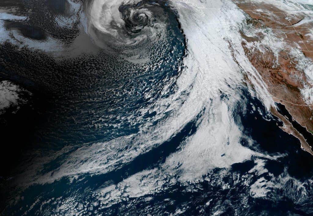 A 42-year study finds that rivers of moisture in the sky can warm or cool ocean heatwaves depending on season.