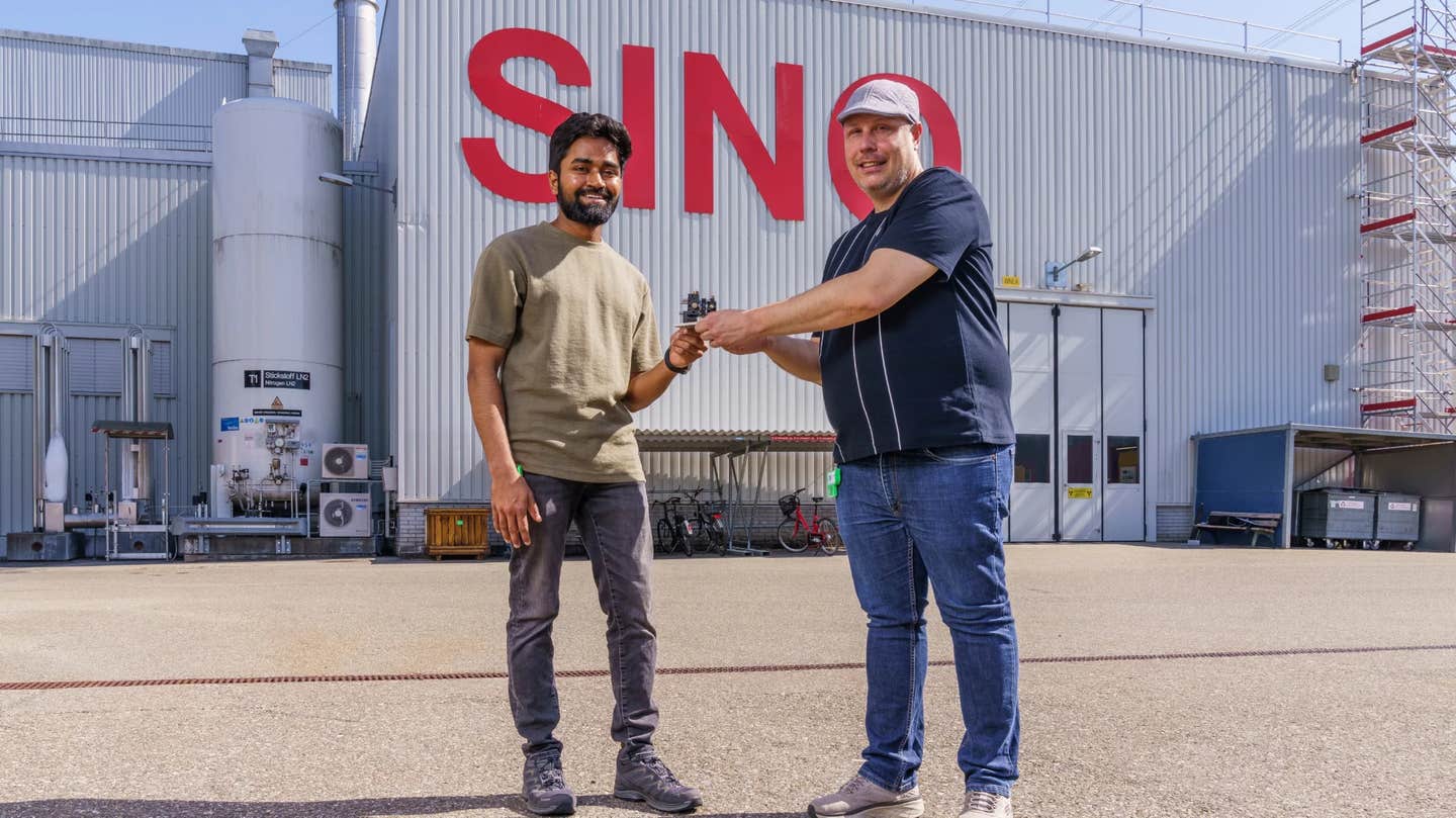 Mano Raj Dhanalakshmi Veeraraj and Joan Vila-Comamala, both from the PSI Center for Photon Science, with the achromatic neutron lens outside the Swiss Spallation Neutron Source SINQ.