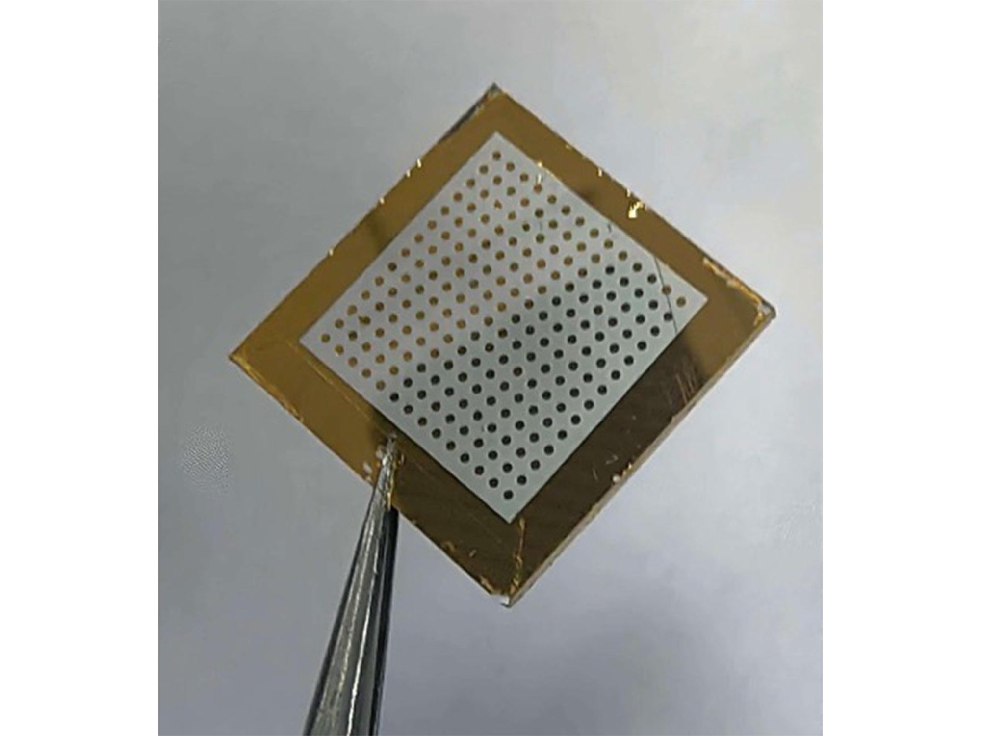 The team’s photomemristor is quite small, measuring only half a millimeter across. Despite its size, the component can convert light energy into electrical current to power advanced optical systems. 
