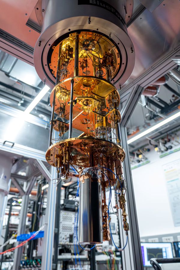 Future quantum computing will require correlations between distant modules. This feature, known as distributed entanglement, has traditionally relied on active control and repeated measurements.
