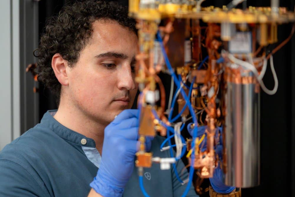 Autonomous distributed quantum entanglement links distant qubits through a shared bath of correlated microwave photons. ISTA PhD student and the study’s first author, Alejandro Andrés-Juanes, in the lab.
