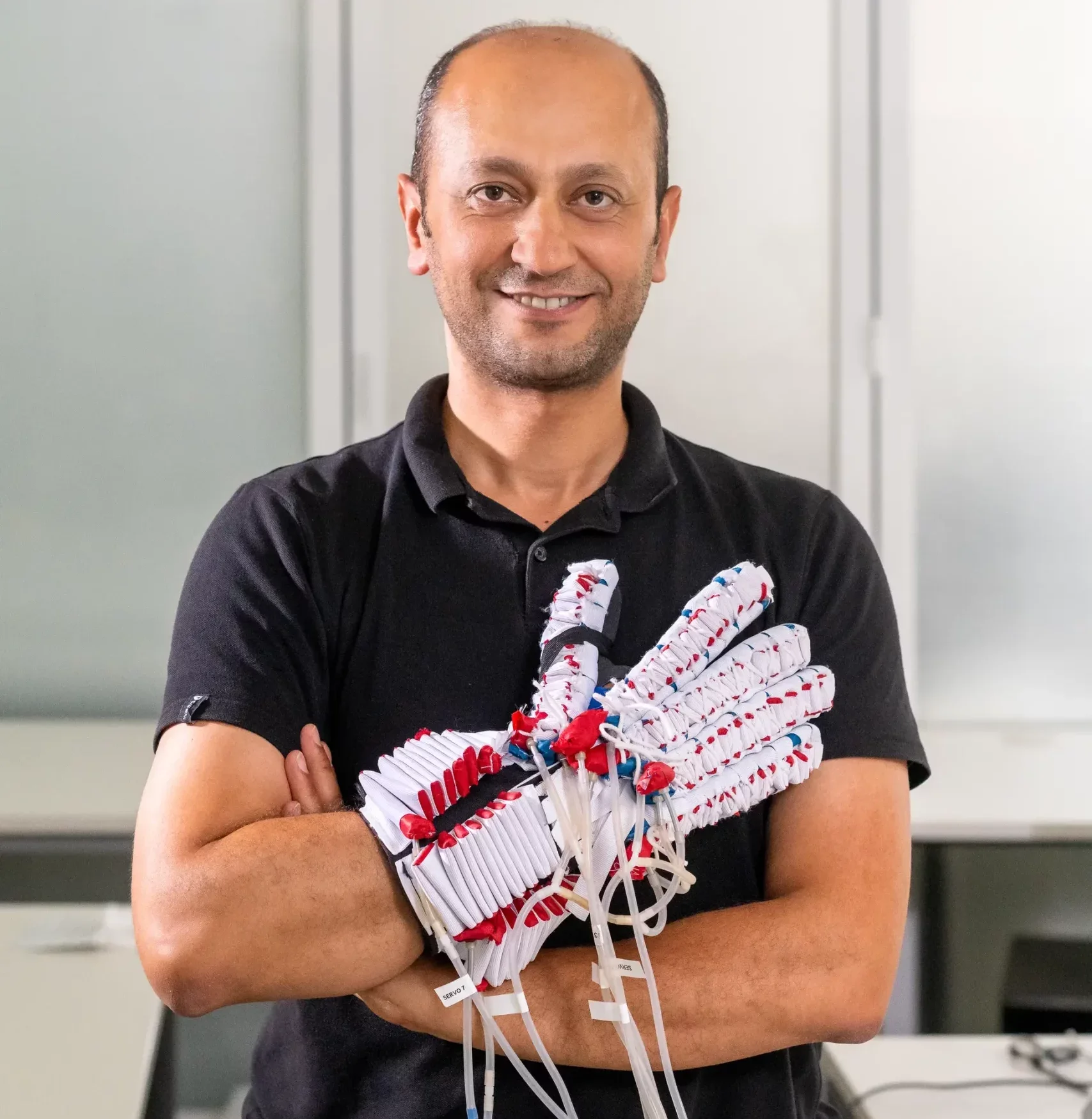 Dr. John Nassour, a researcher at TUM's Institute for Cognitive Systems, and “his” glove.