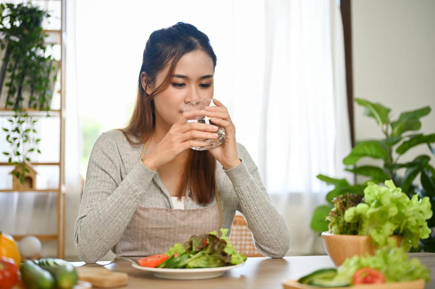Drinking water with meals tracked with greater food intake, while spicy foods slowed eating and reduced consumption.