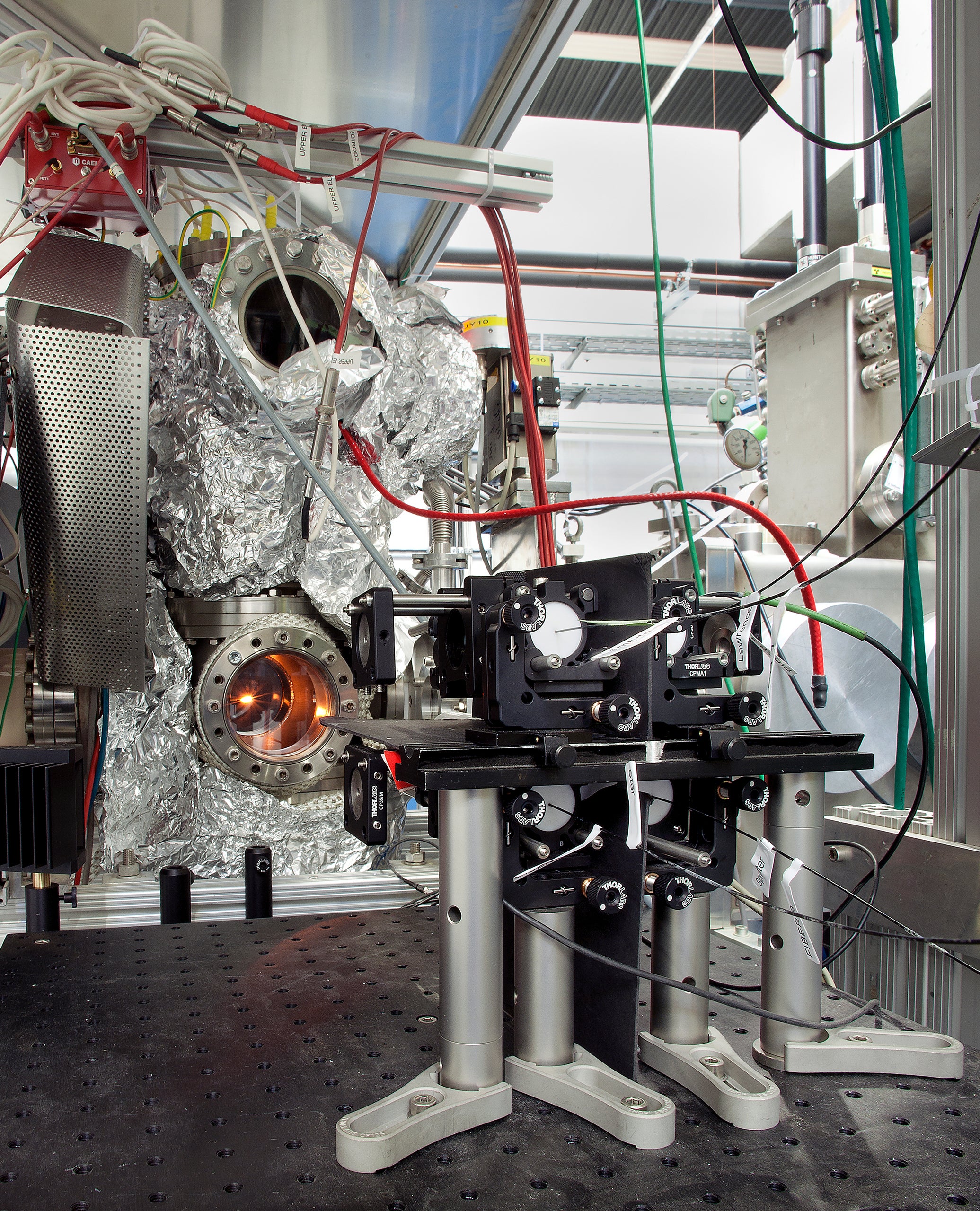 Gas-cell setup used at GSI/FAIR for the investigation of the short-lived fermium isotopes with the glowing desorption filament. 