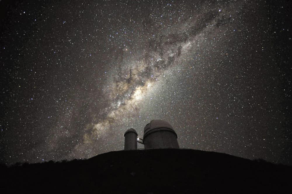 JWST detects water around IRS 3, a dying star shedding huge amounts of gas and dust near the Milky Way’s central black hole.