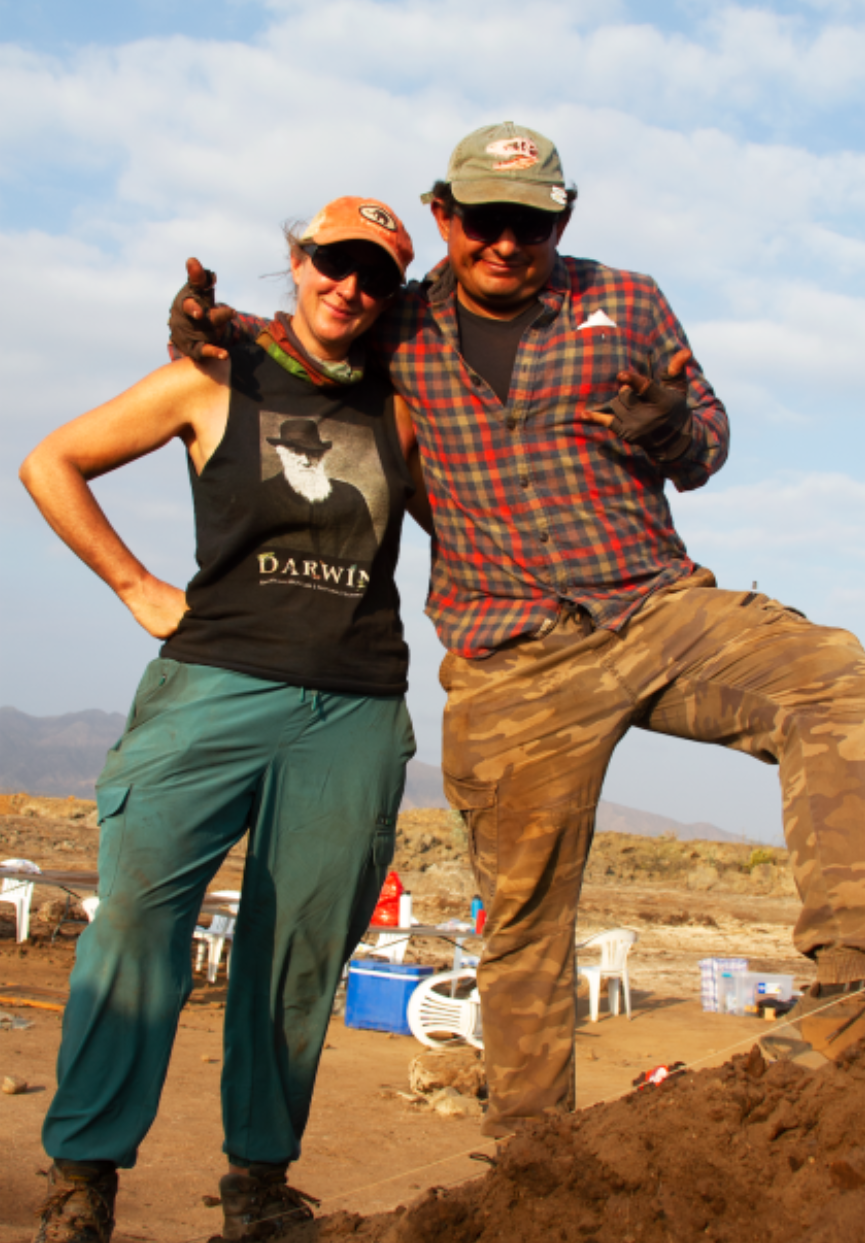 Coauthors Dr. Alberto Cruz (right) and Dr. Emily Lindsey search for fossil amphibians, reptiles and other climate-sensitive microvertebrates at the Talara asphaltic site in Piura, Peru.